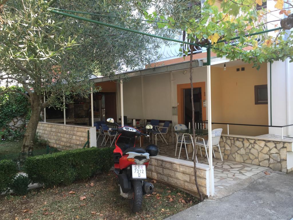 Apartments Bilic Nemira 奥米什 外观 照片